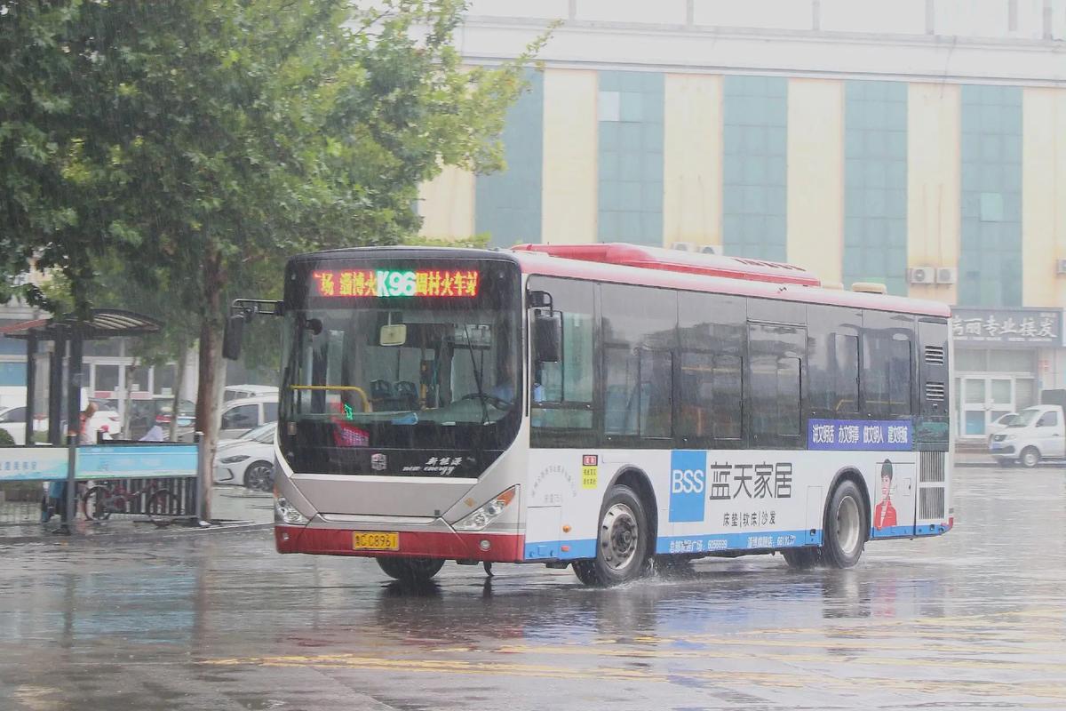  在都市的节奏中——“自由自在坐公交车一晃一晃进入”