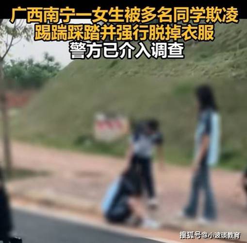 女学生被c扒衣服，网友：这简直是对人权的践踏！